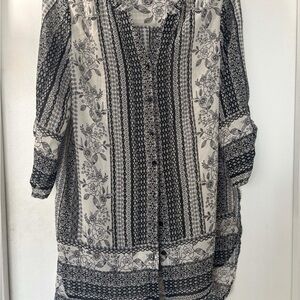 Roz & Ali XL Floral Black and White Button-Up high-low hem tunic style Blouse